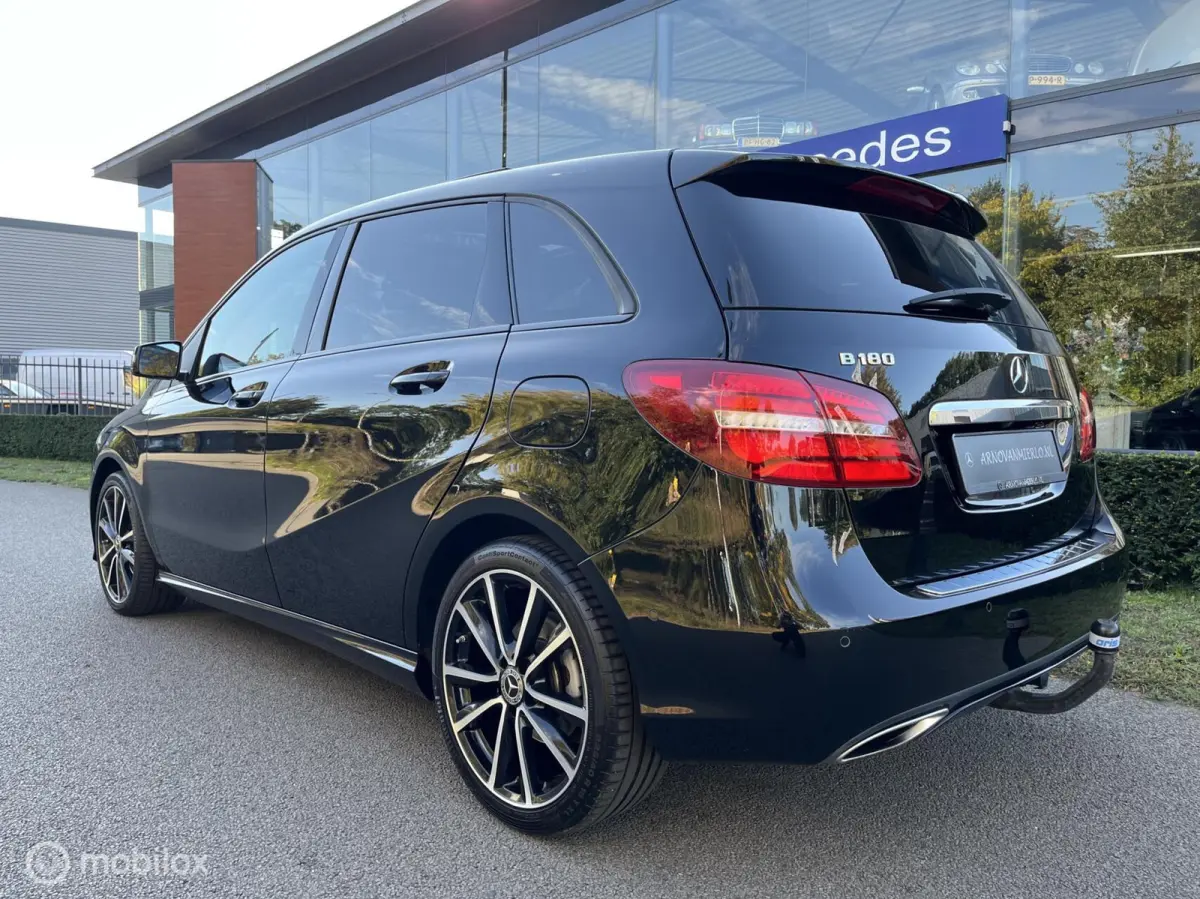 180 Business Solution AMG Upgrade Edition Panoramadak, Trekhaak, Sfeerverlichting