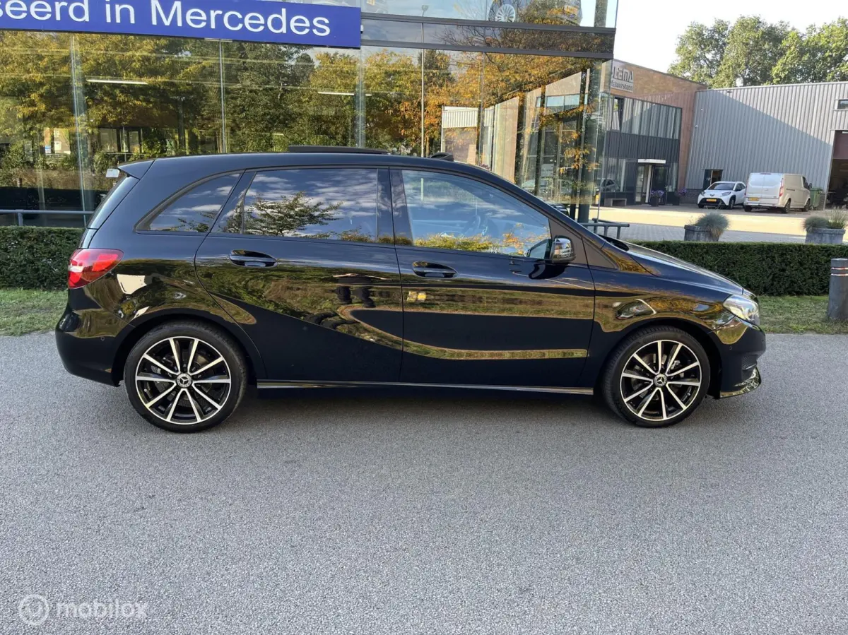 180 Business Solution AMG Upgrade Edition Panoramadak, Trekhaak, Sfeerverlichting