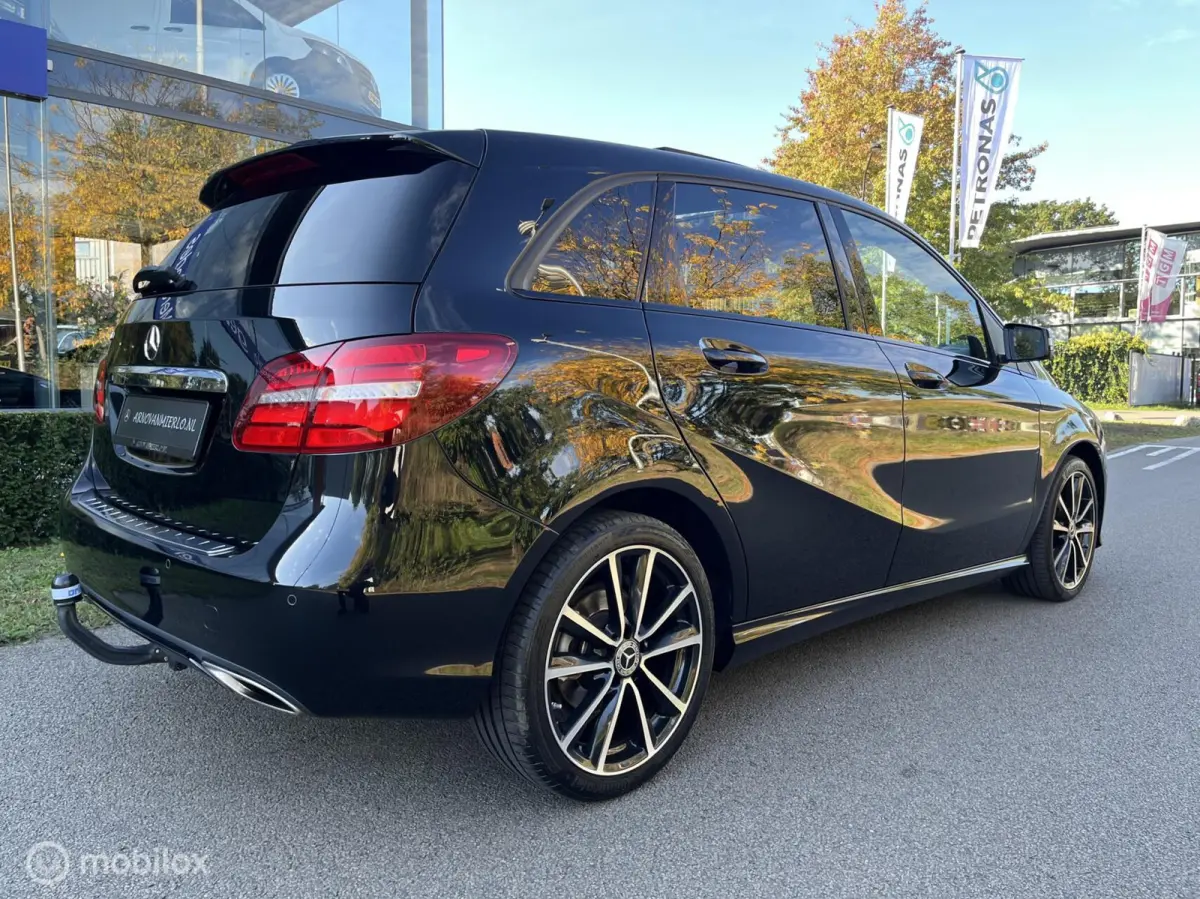 180 Business Solution AMG Upgrade Edition Panoramadak, Trekhaak, Sfeerverlichting