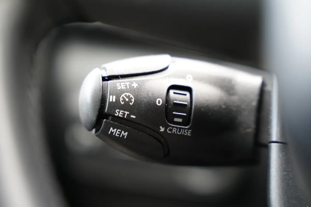 1.2 PureTech S&S Shine 110pk | Two tone kleur | Achteruitrijcamera | Apple Carplay/Android Auto | Dab | Lichtmetalen velgen 17" | Navigatiesysteem full map | Parkeersensor achter | Trekhaak 