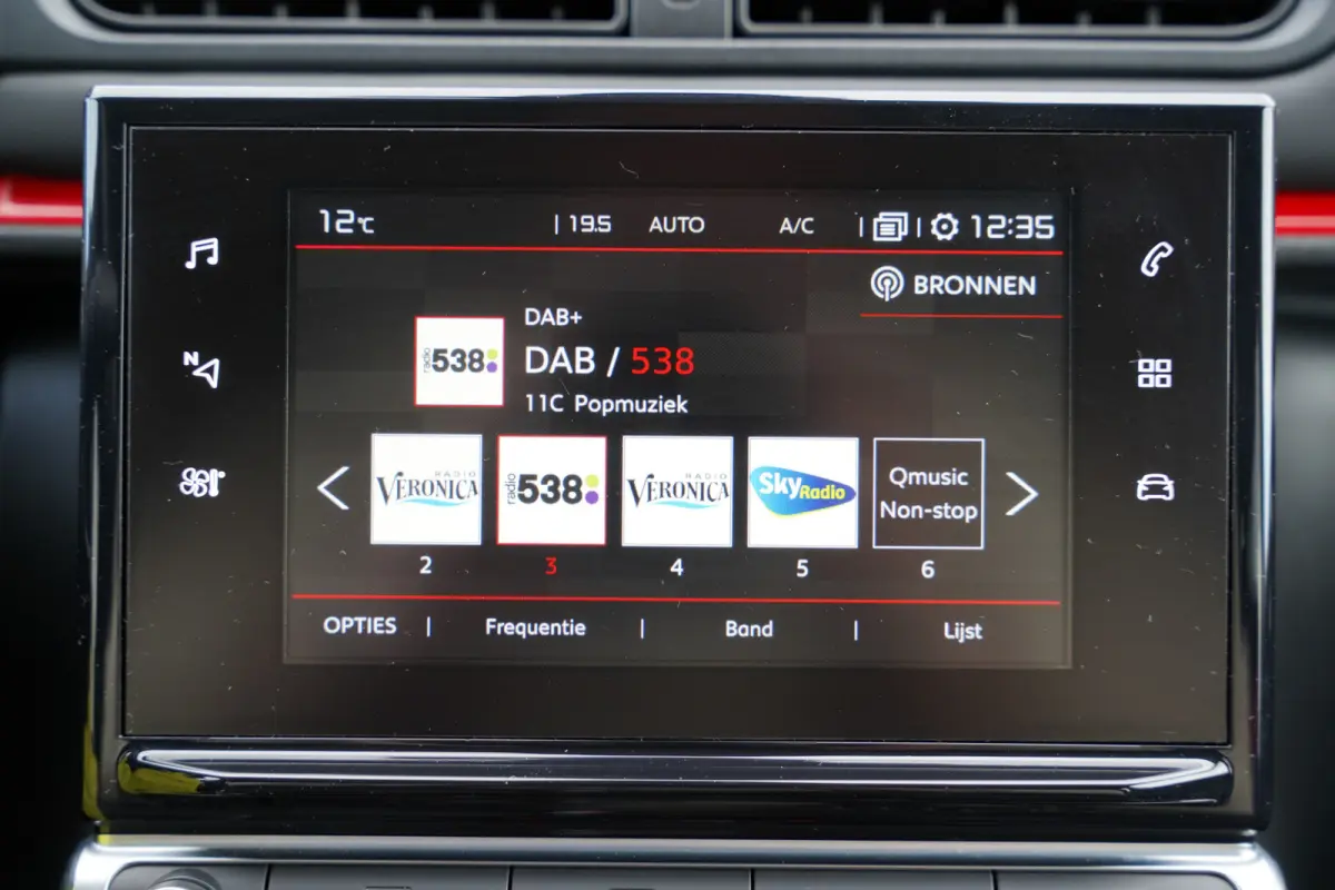 1.2 PureTech S&S Shine 110pk | Two tone kleur | Achteruitrijcamera | Apple Carplay/Android Auto | Dab | Lichtmetalen velgen 17" | Navigatiesysteem full map | Parkeersensor achter | Trekhaak 