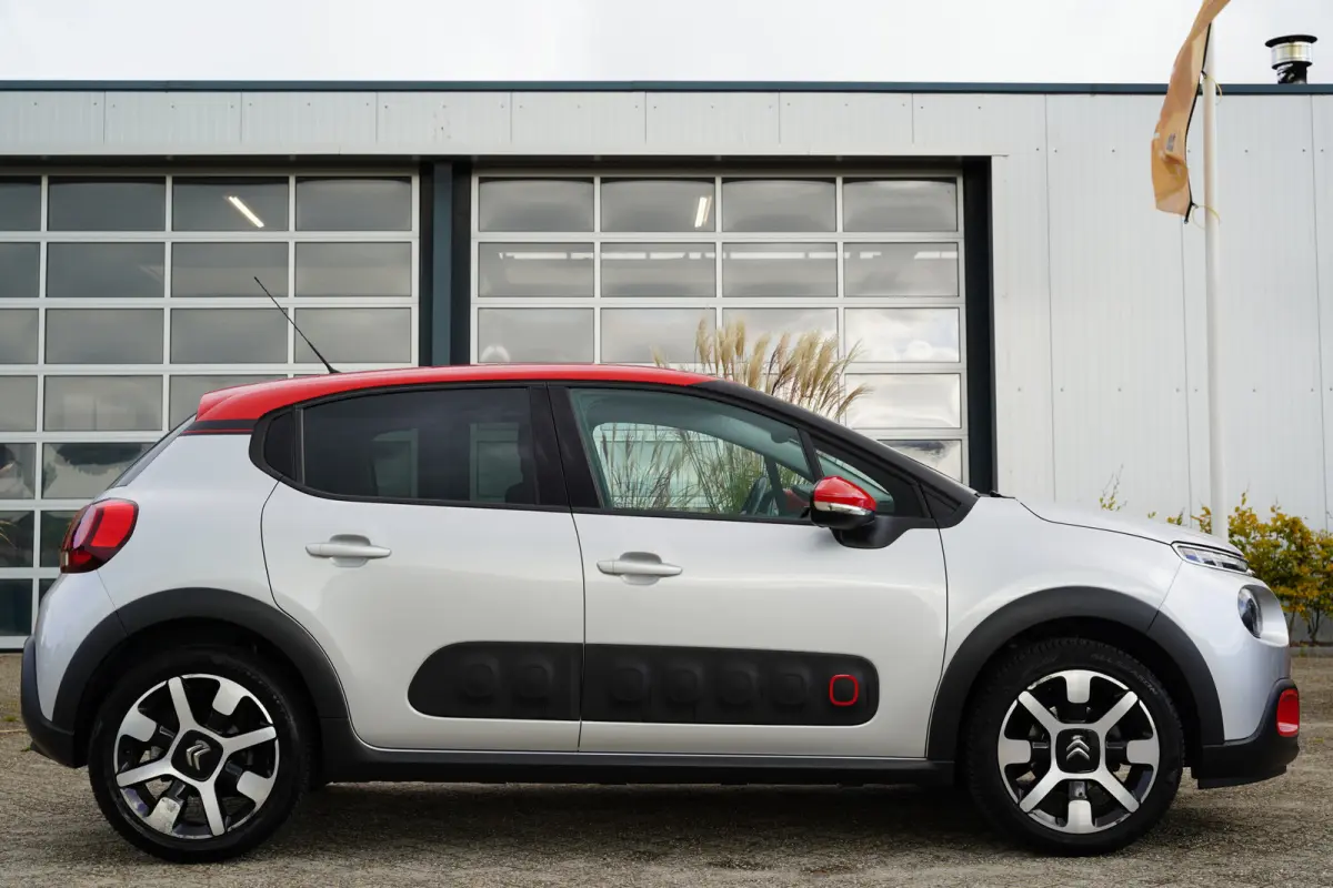 1.2 PureTech S&S Shine 110pk | Two tone kleur | Achteruitrijcamera | Apple Carplay/Android Auto | Dab | Lichtmetalen velgen 17" | Navigatiesysteem full map | Parkeersensor achter | Trekhaak 