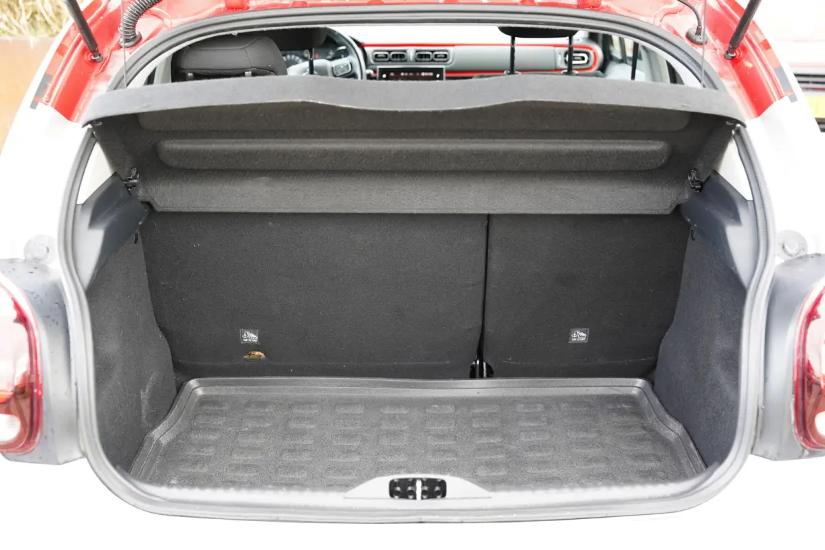 1.2 PureTech S&S Shine 110pk | Two tone kleur | Achteruitrijcamera | Apple Carplay/Android Auto | Dab | Lichtmetalen velgen 17" | Navigatiesysteem full map | Parkeersensor achter | Trekhaak 