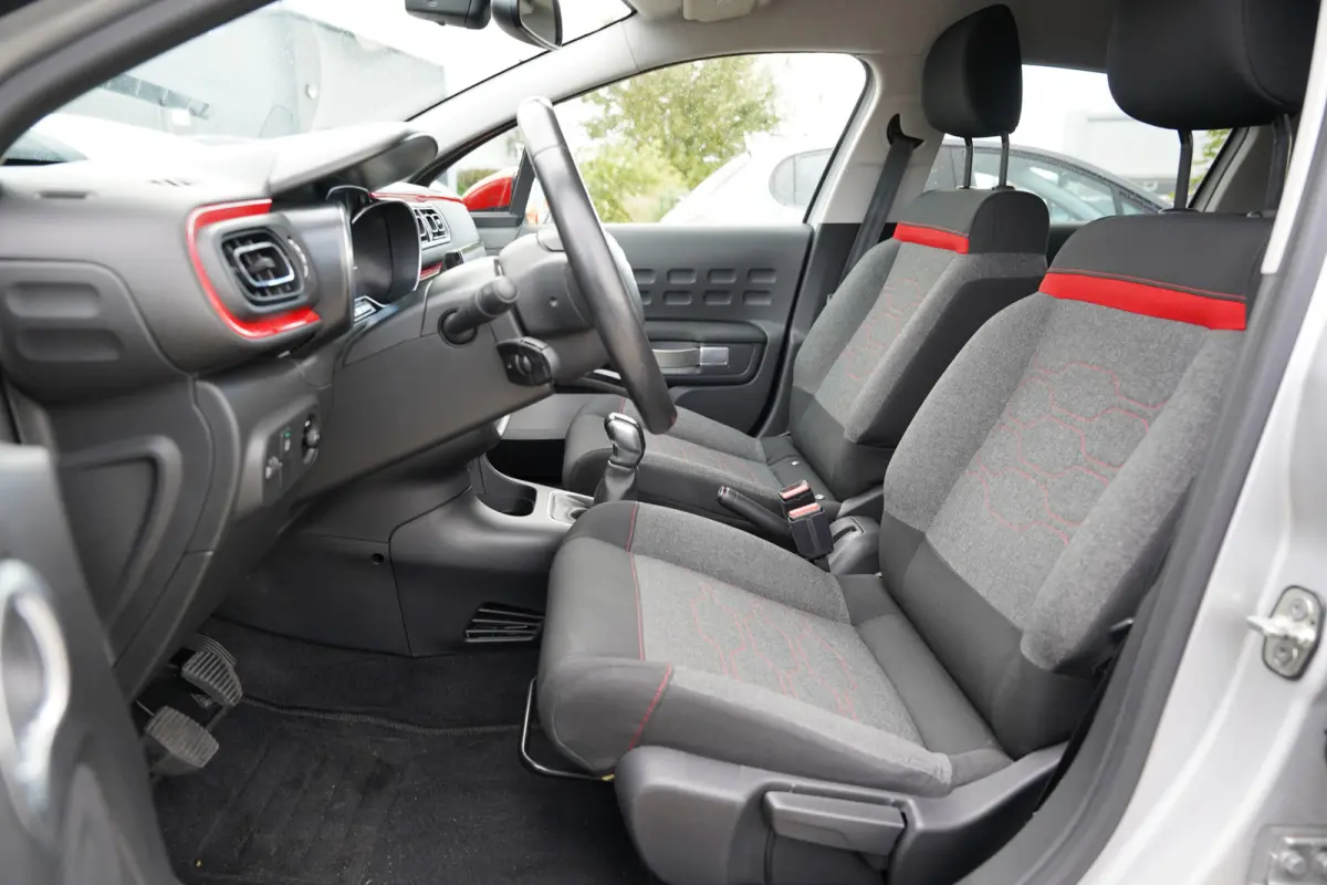 1.2 PureTech S&S Shine 110pk | Two tone kleur | Achteruitrijcamera | Apple Carplay/Android Auto | Dab | Lichtmetalen velgen 17" | Navigatiesysteem full map | Parkeersensor achter | Trekhaak 