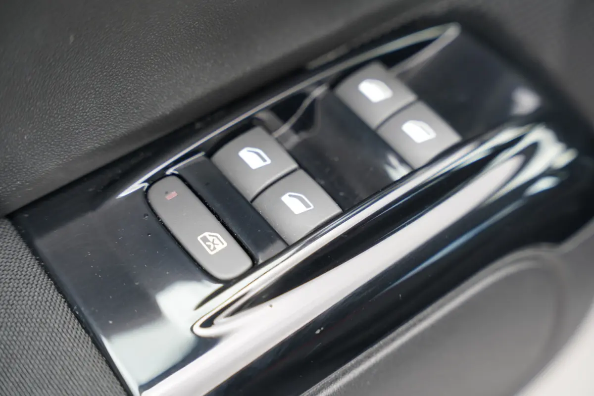 1.2 PureTech S&S Shine 110pk | Two tone kleur | Achteruitrijcamera | Apple Carplay/Android Auto | Dab | Lichtmetalen velgen 17" | Navigatiesysteem full map | Parkeersensor achter | Trekhaak 
