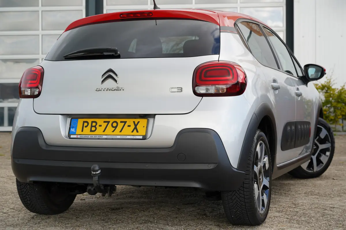 1.2 PureTech S&S Shine 110pk | Two tone kleur | Achteruitrijcamera | Apple Carplay/Android Auto | Dab | Lichtmetalen velgen 17" | Navigatiesysteem full map | Parkeersensor achter | Trekhaak 