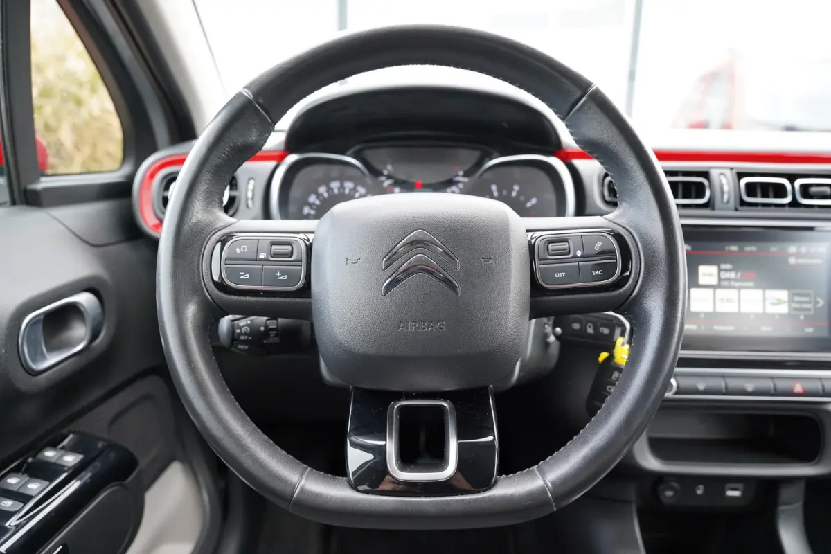 1.2 PureTech S&S Shine 110pk | Two tone kleur | Achteruitrijcamera | Apple Carplay/Android Auto | Dab | Lichtmetalen velgen 17" | Navigatiesysteem full map | Parkeersensor achter | Trekhaak 