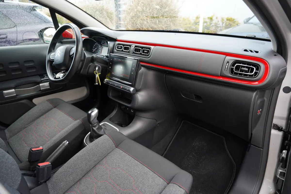 1.2 PureTech S&S Shine 110pk | Two tone kleur | Achteruitrijcamera | Apple Carplay/Android Auto | Dab | Lichtmetalen velgen 17" | Navigatiesysteem full map | Parkeersensor achter | Trekhaak 