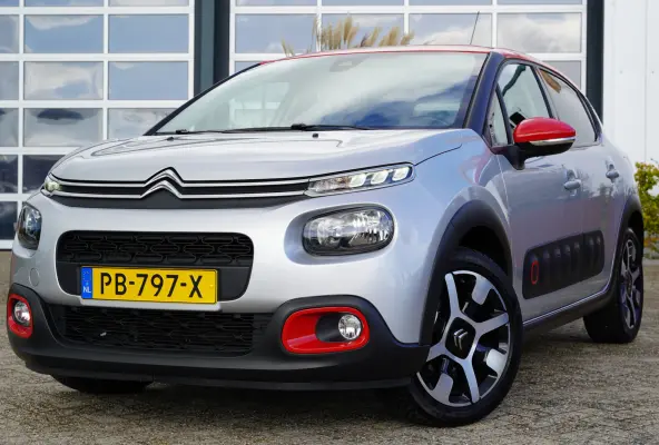 1.2 PureTech S&S Shine 110pk | Two tone kleur | Achteruitrijcamera | Apple Carplay/Android Auto | Dab | Lichtmetalen velgen 17" | Navigatiesysteem full map | Parkeersensor achter | Trekhaak 
