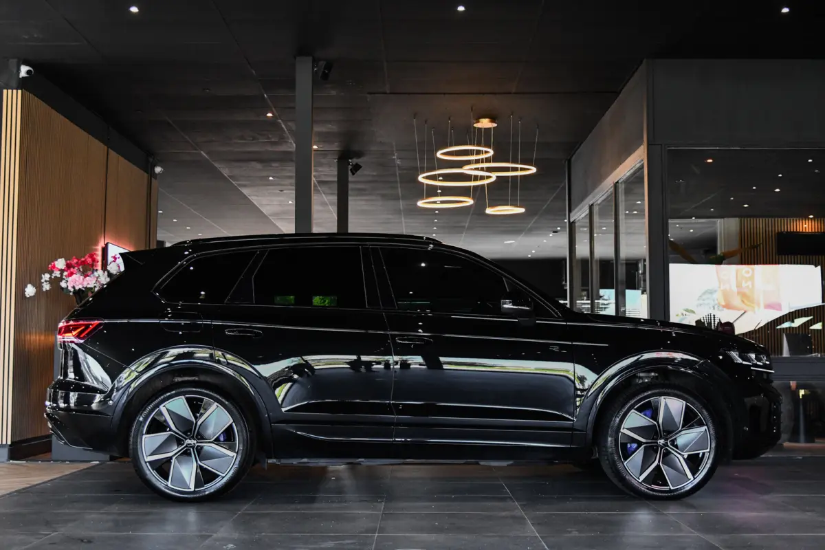 3.0 TSi eHybrid 4MOTION R-Line, Nachtzicht, Massage, Softclose, Luchtv, Dynaudio, Koeling, HUD, 360, Pano!