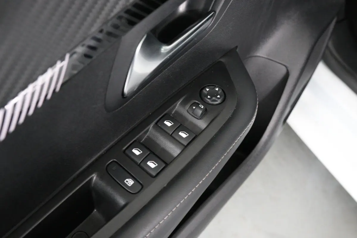 Hybrid 100 e-DCS6 Active | 1e Eigenaar! | LED | Navi By App | Airco | Parkeersensoren | Cruise Control | DAB