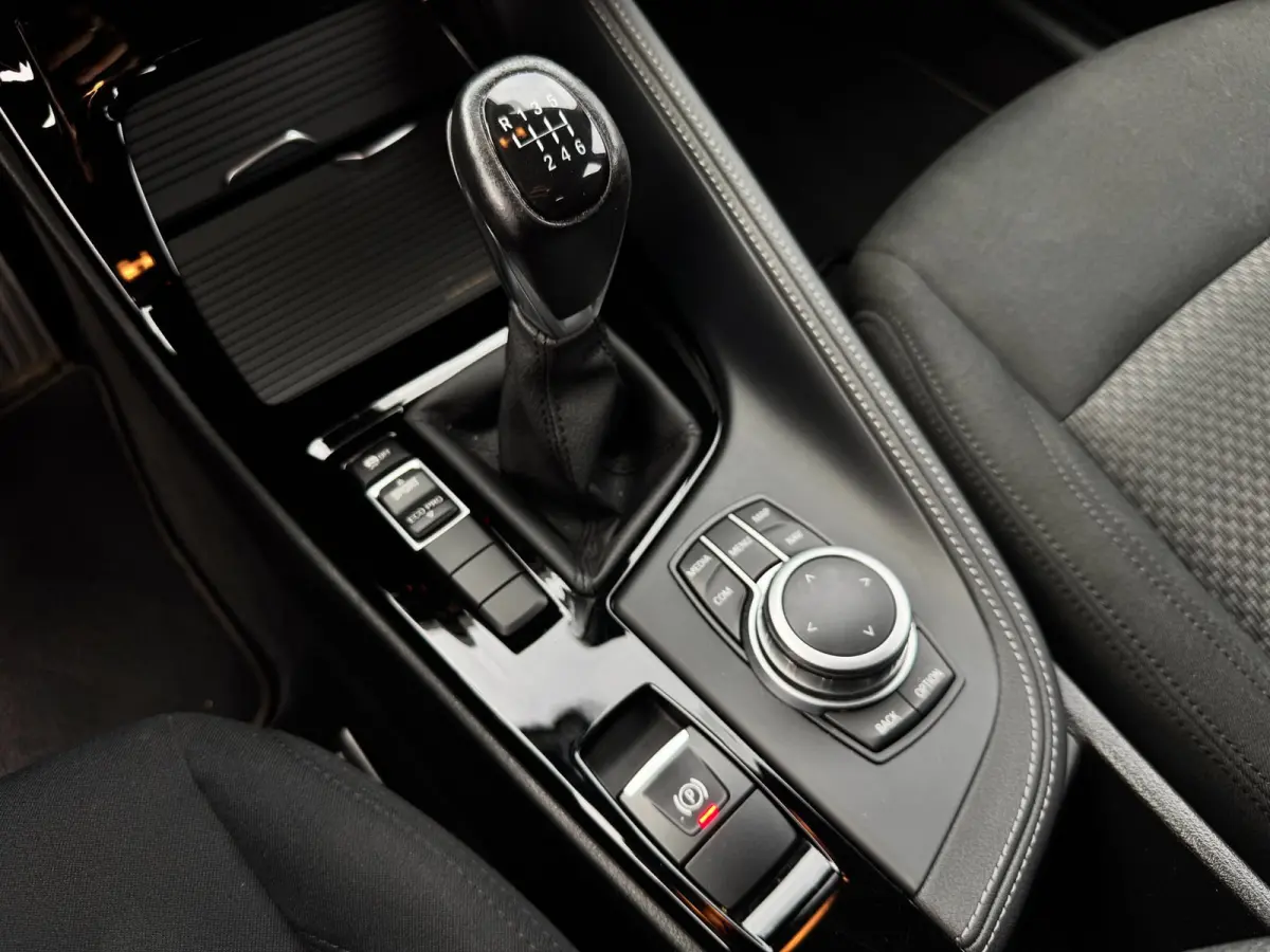 SDrive18i | Trekhaak | Camera | LED | Groot scherm | Navi | Stoelverwarming | Bluetooth