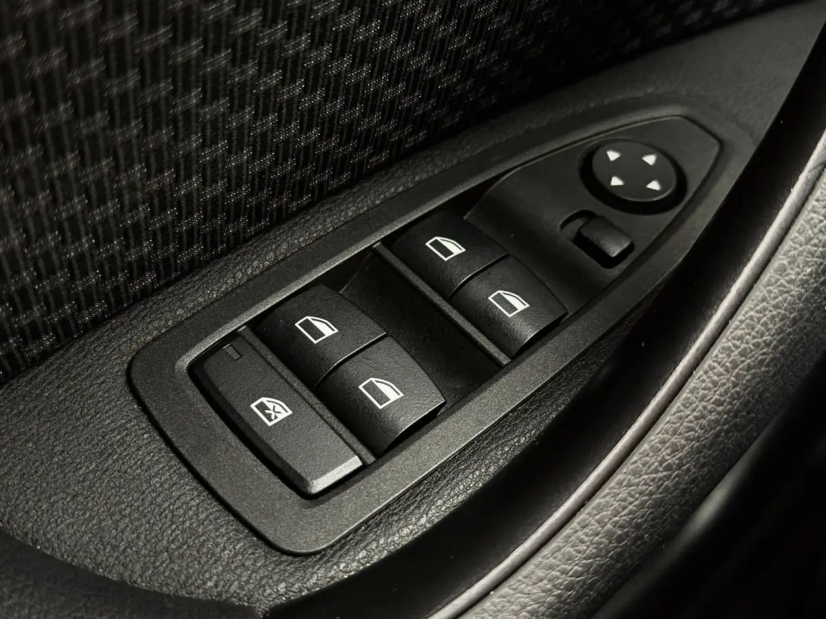 SDrive18i | Trekhaak | Camera | LED | Groot scherm | Navi | Stoelverwarming | Bluetooth