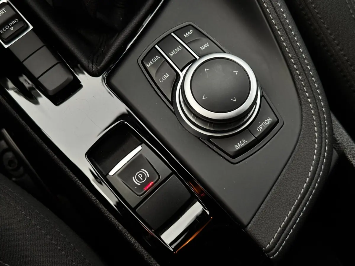 SDrive18i | Trekhaak | Camera | LED | Groot scherm | Navi | Stoelverwarming | Bluetooth