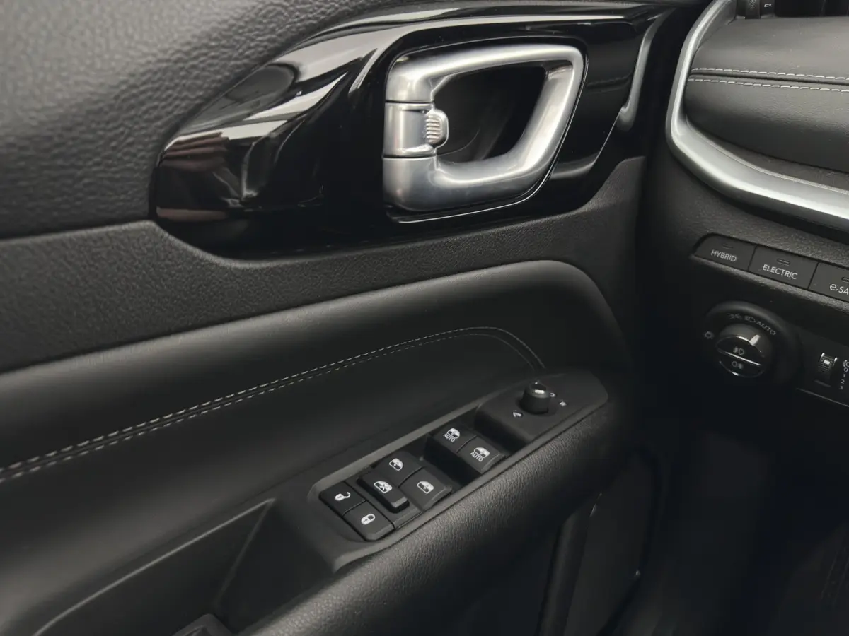 4xe 190 Plug-in Hybrid Limited Lease Ed. (INCL-BTW) *LEATHER-FABRIC | FULL-LED | ADAPTIVE-CRUISE | CAMERA | CARPLAY | BLIND-SPOT | KEYLESS | DAB+ | DIGI-COCKPIT | PRIVACY-GLASS | COMFORT-SEA