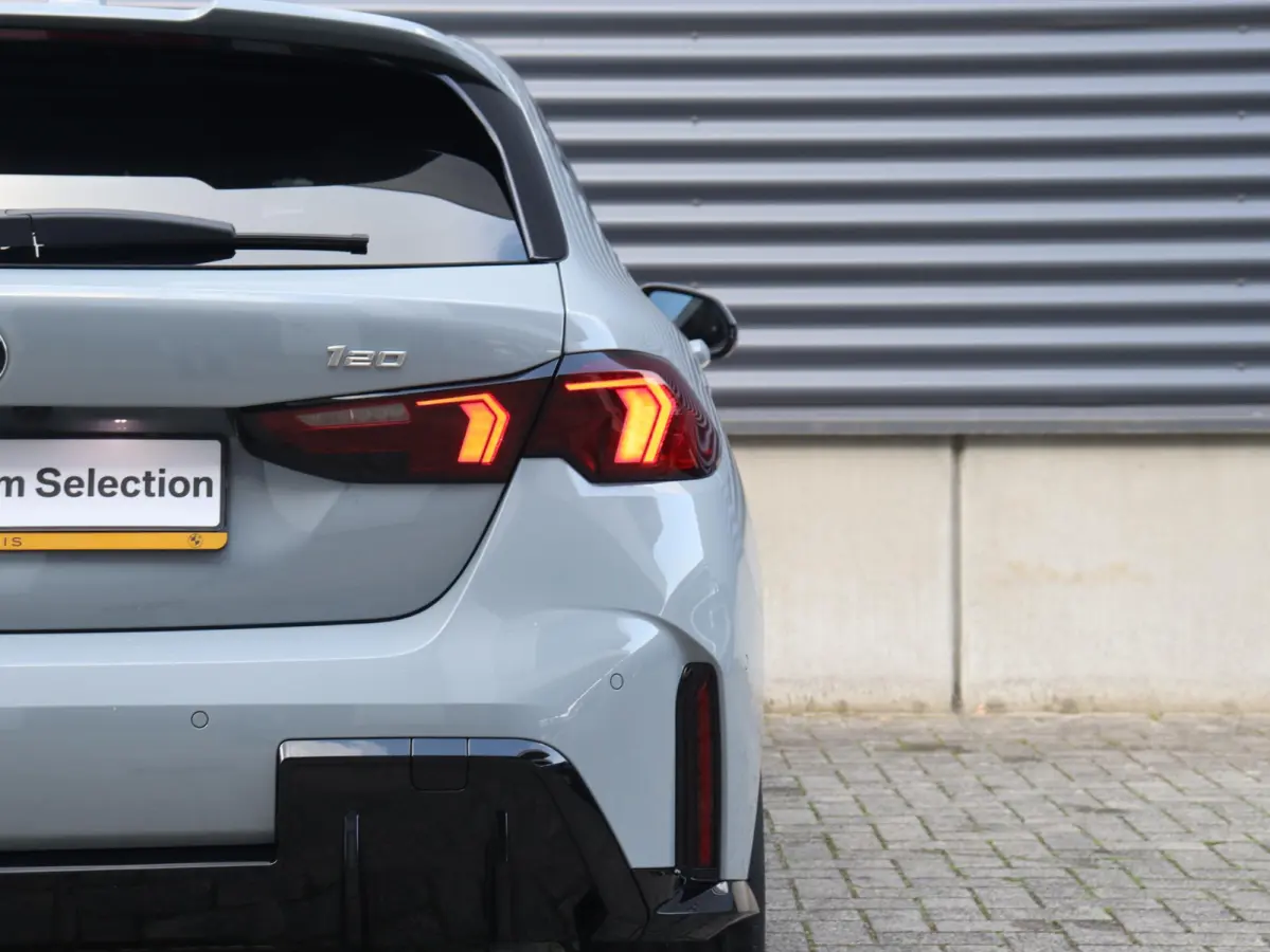 120 | M Sportpakket Pro | Innovation Pack | Panodak | Head-Up | Parking Assistant Plus | Harman Kardon | Elektr. M Sportstoelen | Driving Assistant Plus | 19'' LMV