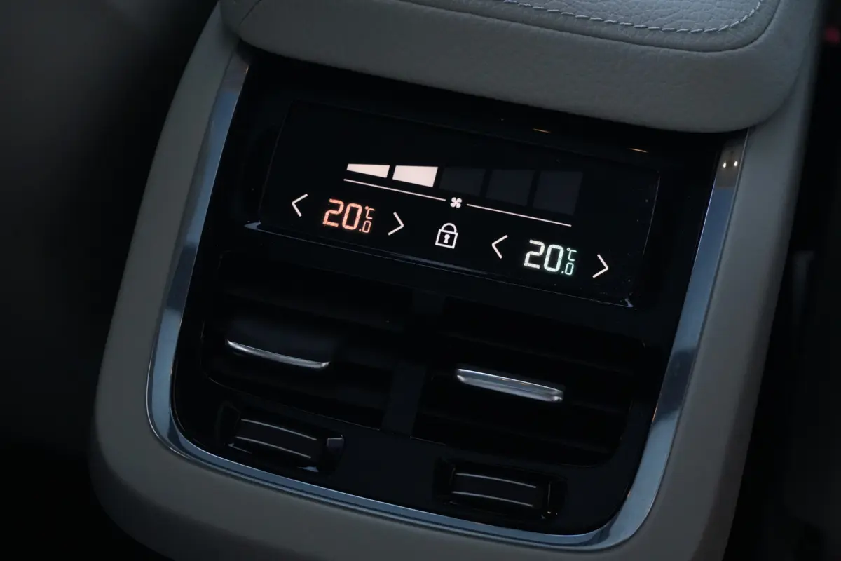 2.0 T6 AWD Inscription | 310 PK | Panoramadak | Lederen bekleding | Luchtvering | Trekhaak | Volvo XC60 2.0 T6 AWD Inscription 310 PK met 2.0-liter 4-cilinder benzinemotor, panoramadak, luxe