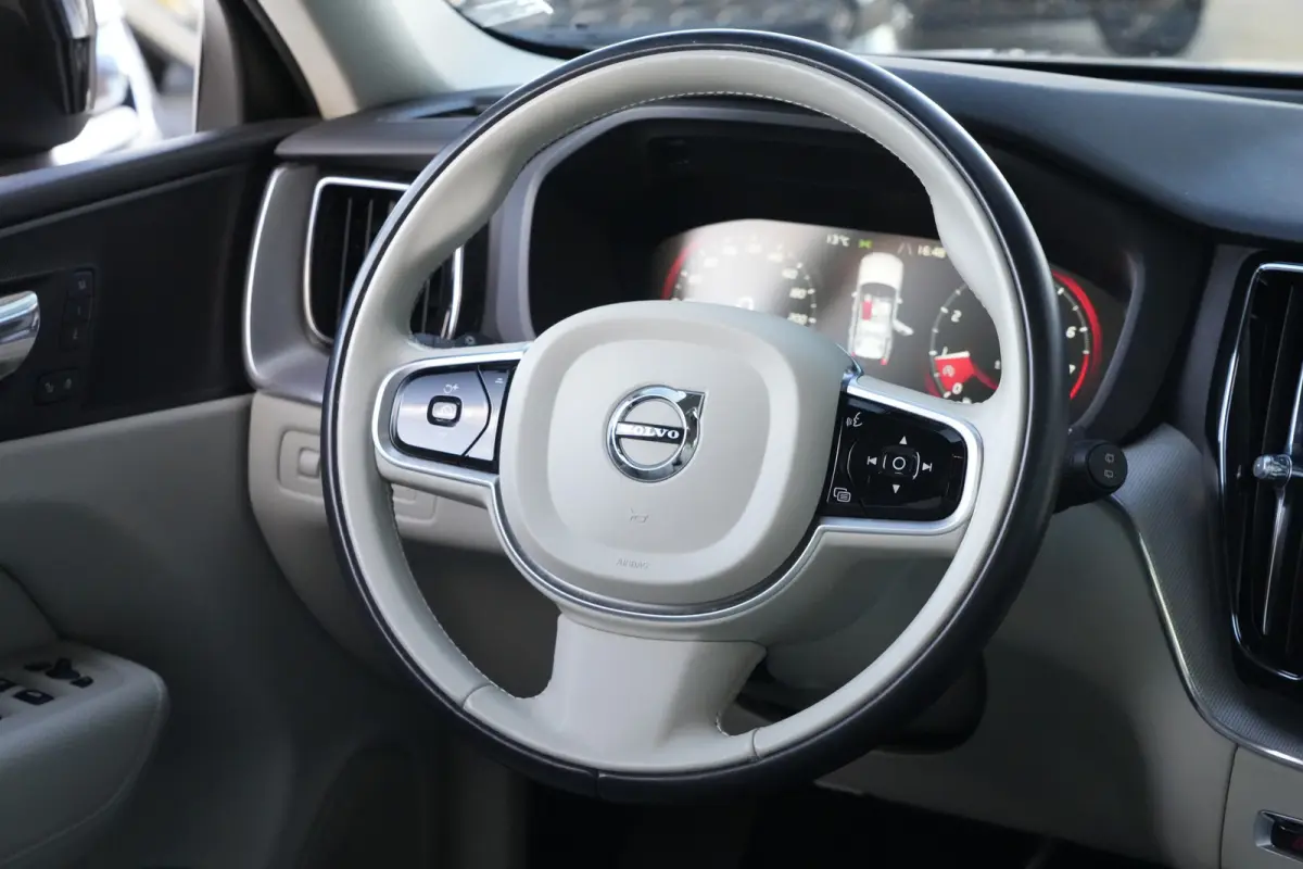 2.0 T6 AWD Inscription | 310 PK | Panoramadak | Lederen bekleding | Luchtvering | Trekhaak | Volvo XC60 2.0 T6 AWD Inscription 310 PK met 2.0-liter 4-cilinder benzinemotor, panoramadak, luxe