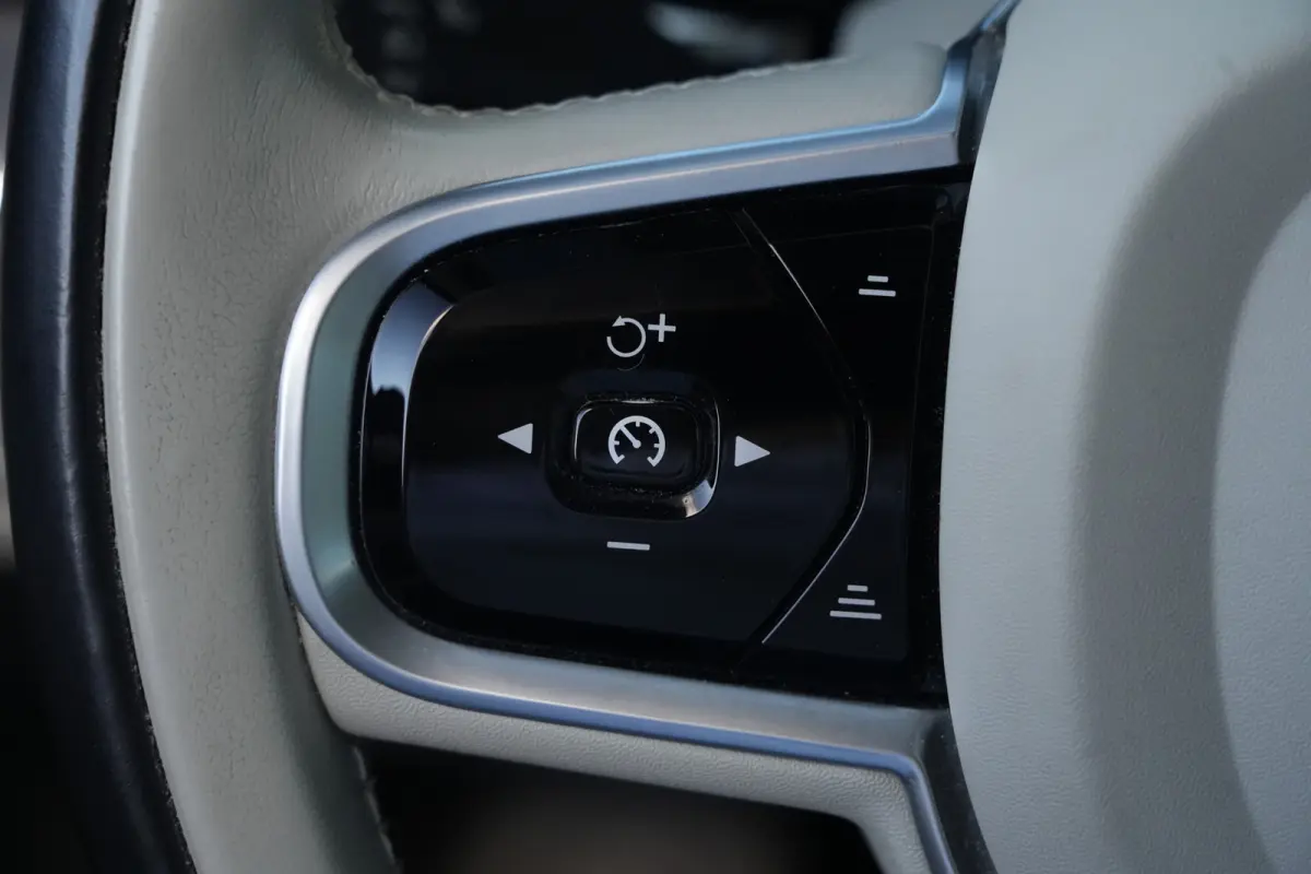 2.0 T6 AWD Inscription | 310 PK | Panoramadak | Lederen bekleding | Luchtvering | Trekhaak | Volvo XC60 2.0 T6 AWD Inscription 310 PK met 2.0-liter 4-cilinder benzinemotor, panoramadak, luxe