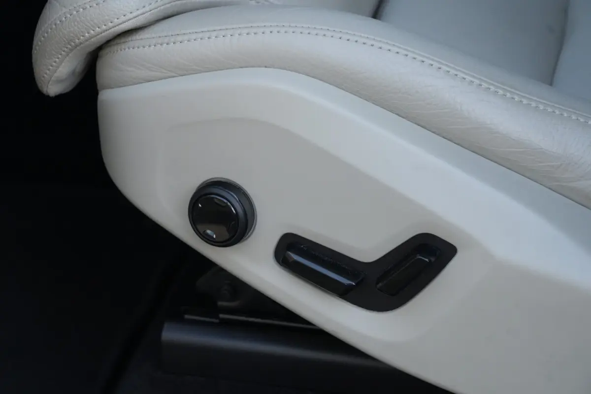 2.0 T6 AWD Inscription | 310 PK | Panoramadak | Lederen bekleding | Luchtvering | Trekhaak | Volvo XC60 2.0 T6 AWD Inscription 310 PK met 2.0-liter 4-cilinder benzinemotor, panoramadak, luxe