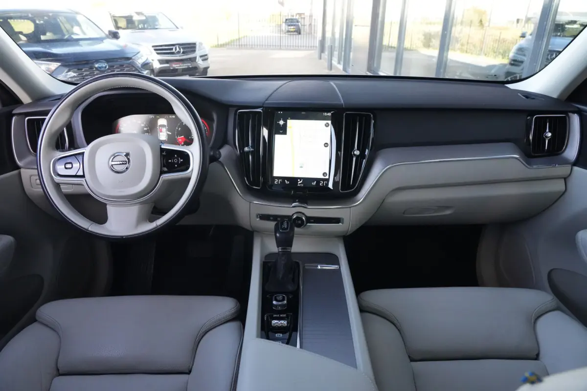 2.0 T6 AWD Inscription | 310 PK | Panoramadak | Lederen bekleding | Luchtvering | Trekhaak | Volvo XC60 2.0 T6 AWD Inscription 310 PK met 2.0-liter 4-cilinder benzinemotor, panoramadak, luxe
