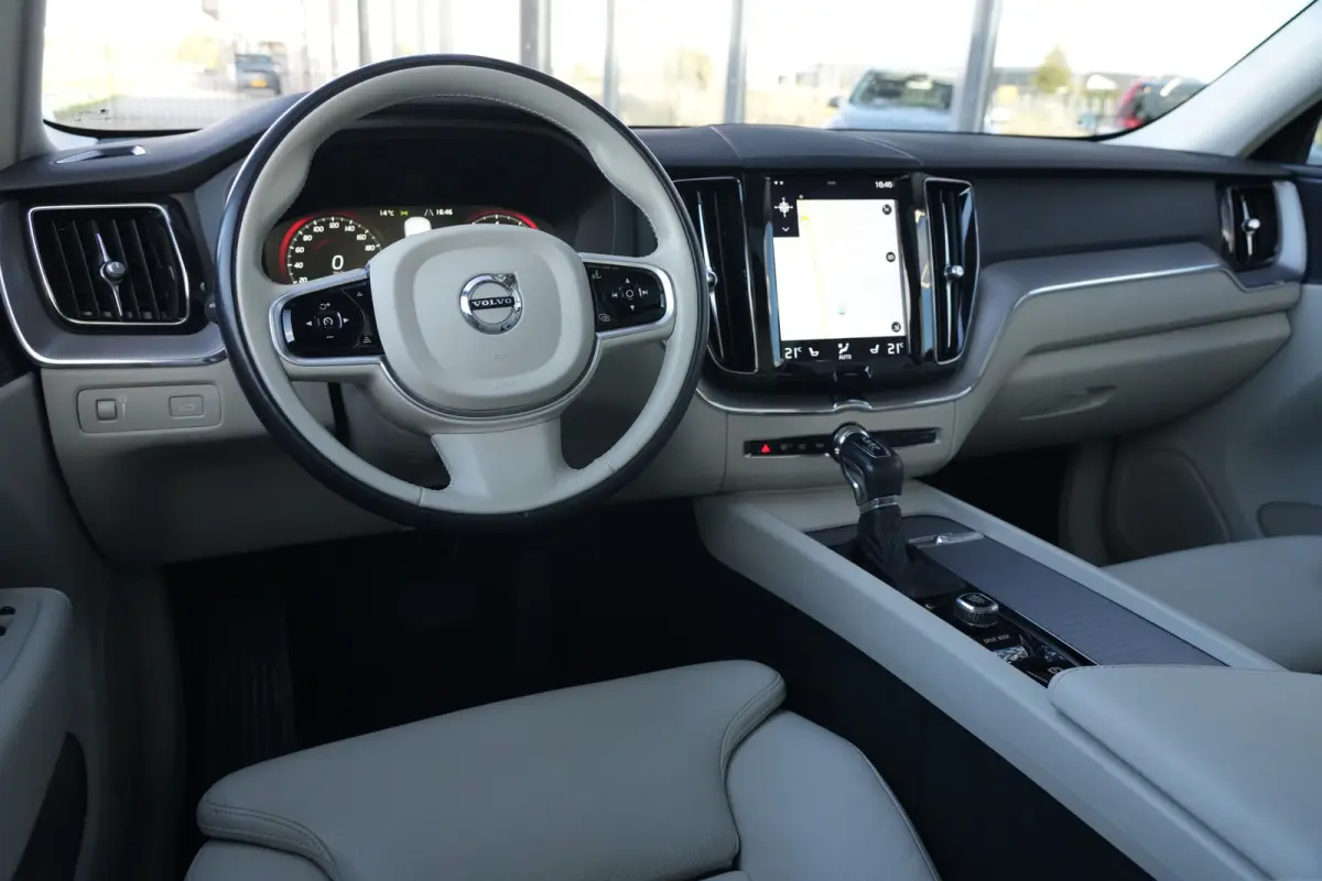 2.0 T6 AWD Inscription | 310 PK | Panoramadak | Lederen bekleding | Luchtvering | Trekhaak | Volvo XC60 2.0 T6 AWD Inscription 310 PK met 2.0-liter 4-cilinder benzinemotor, panoramadak, luxe