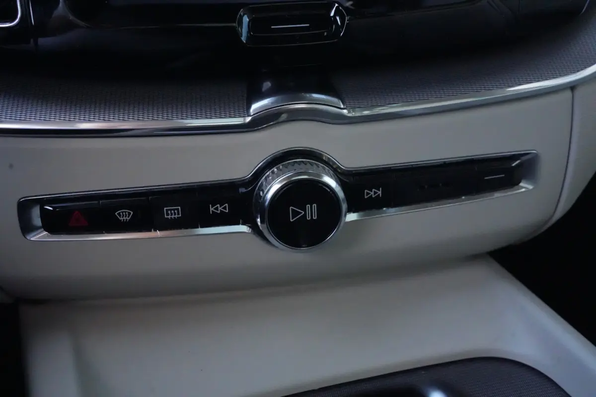 2.0 T6 AWD Inscription | 310 PK | Panoramadak | Lederen bekleding | Luchtvering | Trekhaak | Volvo XC60 2.0 T6 AWD Inscription 310 PK met 2.0-liter 4-cilinder benzinemotor, panoramadak, luxe