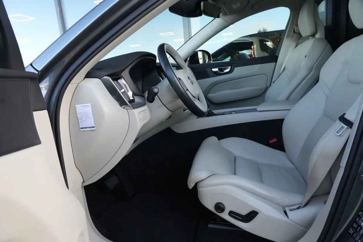 2.0 T6 AWD Inscription | 310 PK | Panoramadak | Lederen bekleding | Luchtvering | Trekhaak | Volvo XC60 2.0 T6 AWD Inscription 310 PK met 2.0-liter 4-cilinder benzinemotor, panoramadak, luxe