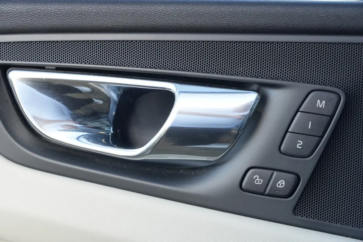 2.0 T6 AWD Inscription | 310 PK | Panoramadak | Lederen bekleding | Luchtvering | Trekhaak | Volvo XC60 2.0 T6 AWD Inscription 310 PK met 2.0-liter 4-cilinder benzinemotor, panoramadak, luxe