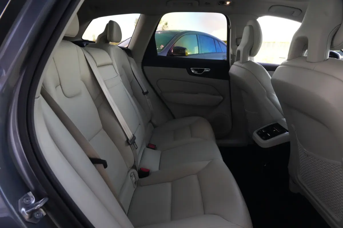 2.0 T6 AWD Inscription | 310 PK | Panoramadak | Lederen bekleding | Luchtvering | Trekhaak | Volvo XC60 2.0 T6 AWD Inscription 310 PK met 2.0-liter 4-cilinder benzinemotor, panoramadak, luxe