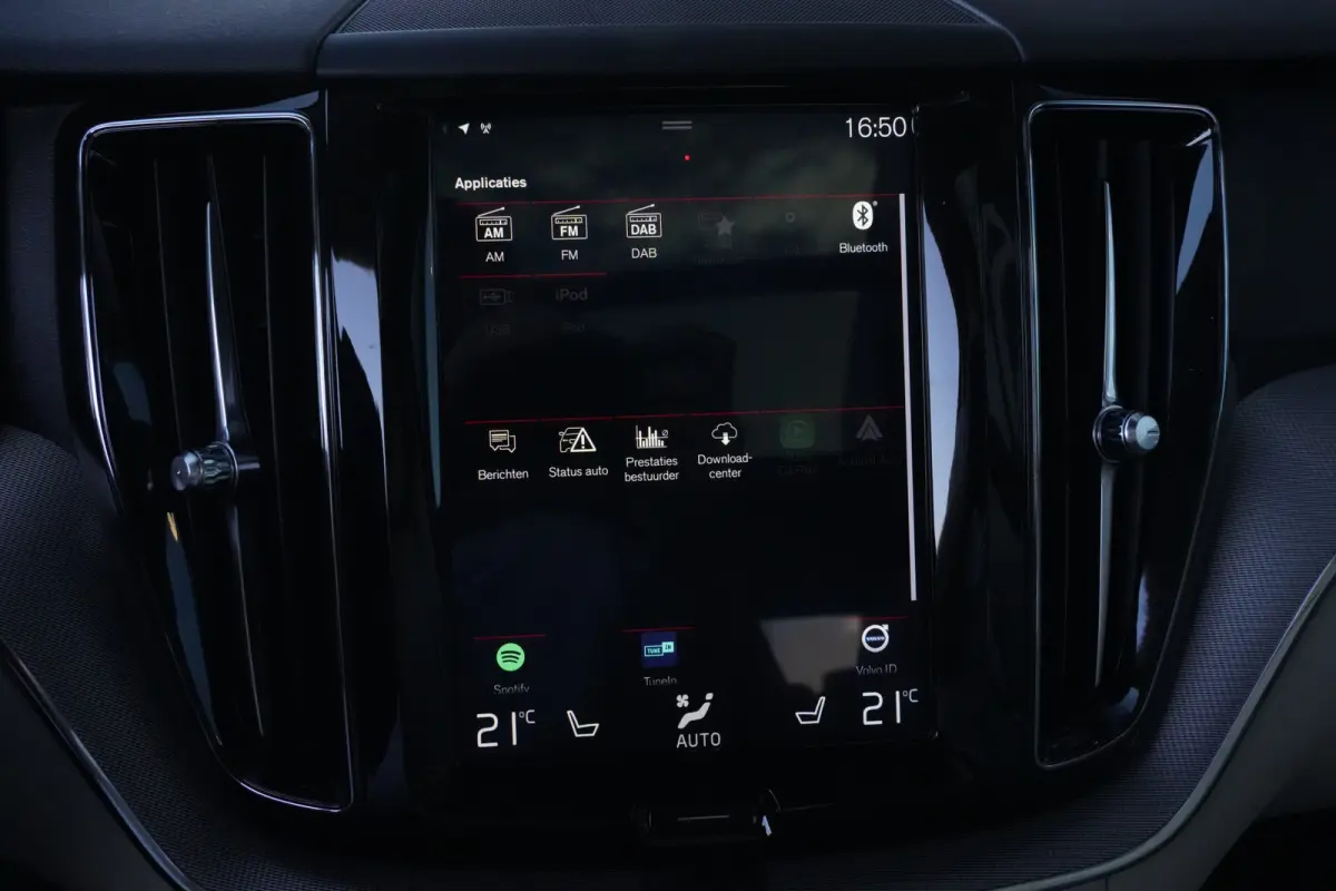2.0 T6 AWD Inscription | 310 PK | Panoramadak | Lederen bekleding | Luchtvering | Trekhaak | Volvo XC60 2.0 T6 AWD Inscription 310 PK met 2.0-liter 4-cilinder benzinemotor, panoramadak, luxe