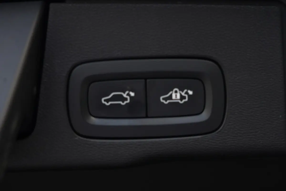 2.0 T6 AWD Inscription | 310 PK | Panoramadak | Lederen bekleding | Luchtvering | Trekhaak | Volvo XC60 2.0 T6 AWD Inscription 310 PK met 2.0-liter 4-cilinder benzinemotor, panoramadak, luxe