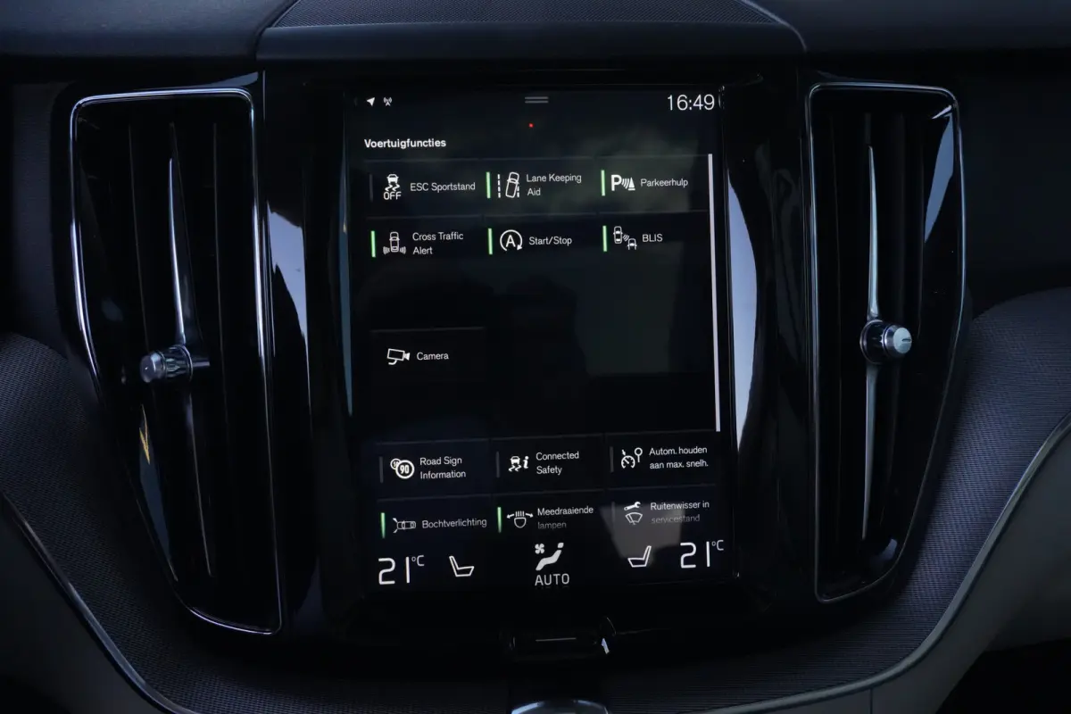 2.0 T6 AWD Inscription | 310 PK | Panoramadak | Lederen bekleding | Luchtvering | Trekhaak | Volvo XC60 2.0 T6 AWD Inscription 310 PK met 2.0-liter 4-cilinder benzinemotor, panoramadak, luxe
