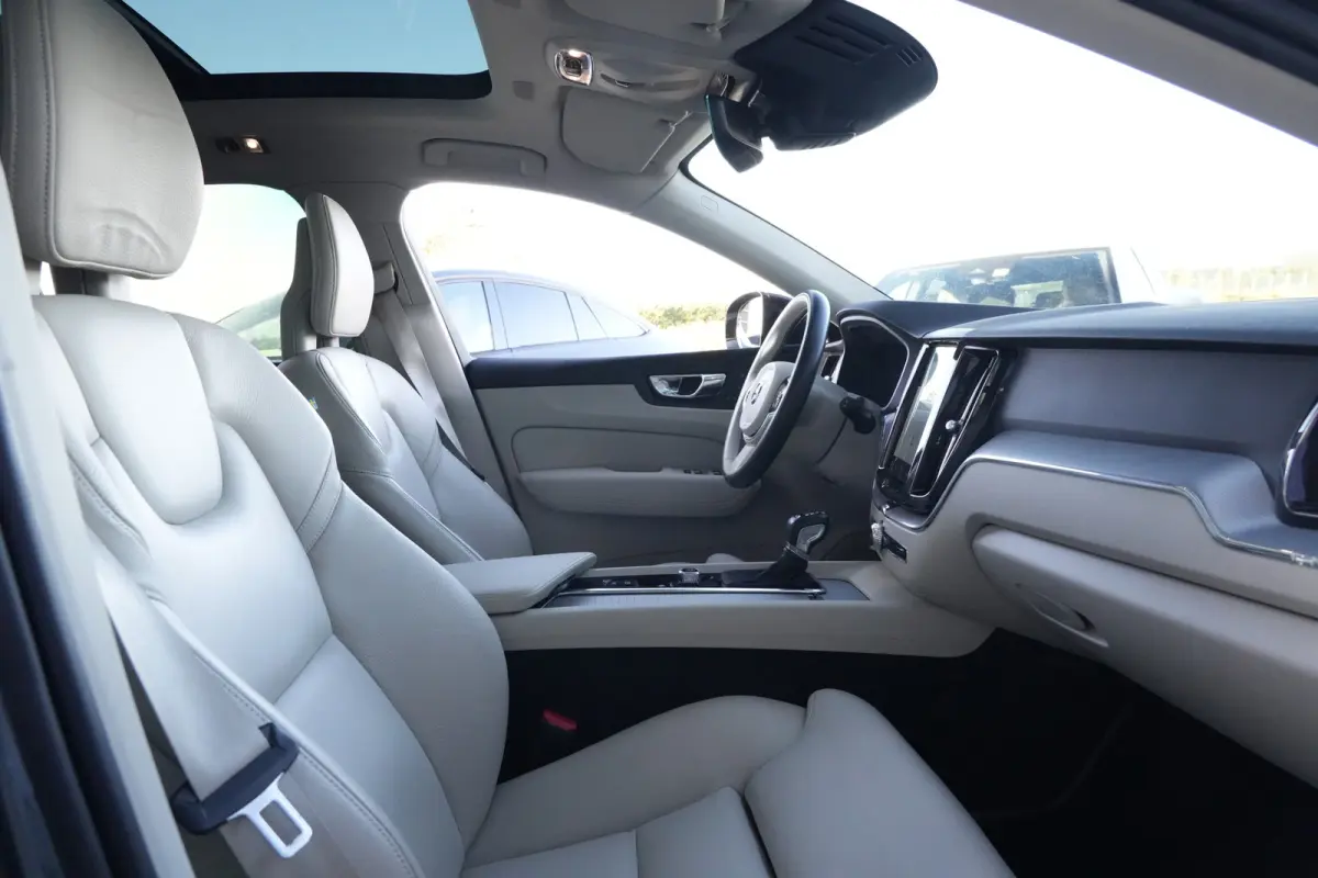 2.0 T6 AWD Inscription | 310 PK | Panoramadak | Lederen bekleding | Luchtvering | Trekhaak | Volvo XC60 2.0 T6 AWD Inscription 310 PK met 2.0-liter 4-cilinder benzinemotor, panoramadak, luxe
