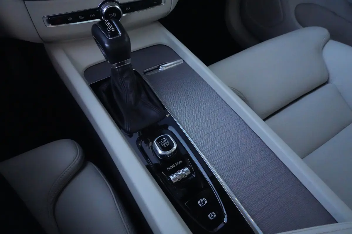 2.0 T6 AWD Inscription | 310 PK | Panoramadak | Lederen bekleding | Luchtvering | Trekhaak | Volvo XC60 2.0 T6 AWD Inscription 310 PK met 2.0-liter 4-cilinder benzinemotor, panoramadak, luxe