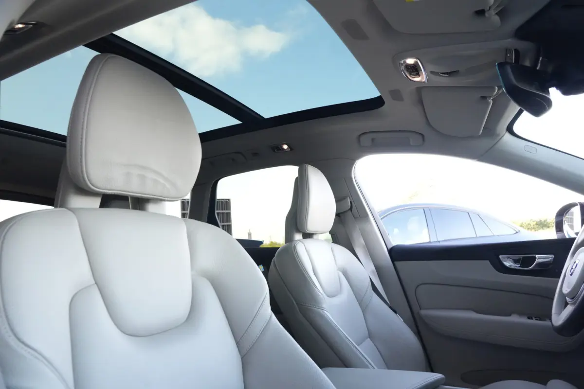 2.0 T6 AWD Inscription | 310 PK | Panoramadak | Lederen bekleding | Luchtvering | Trekhaak | Volvo XC60 2.0 T6 AWD Inscription 310 PK met 2.0-liter 4-cilinder benzinemotor, panoramadak, luxe
