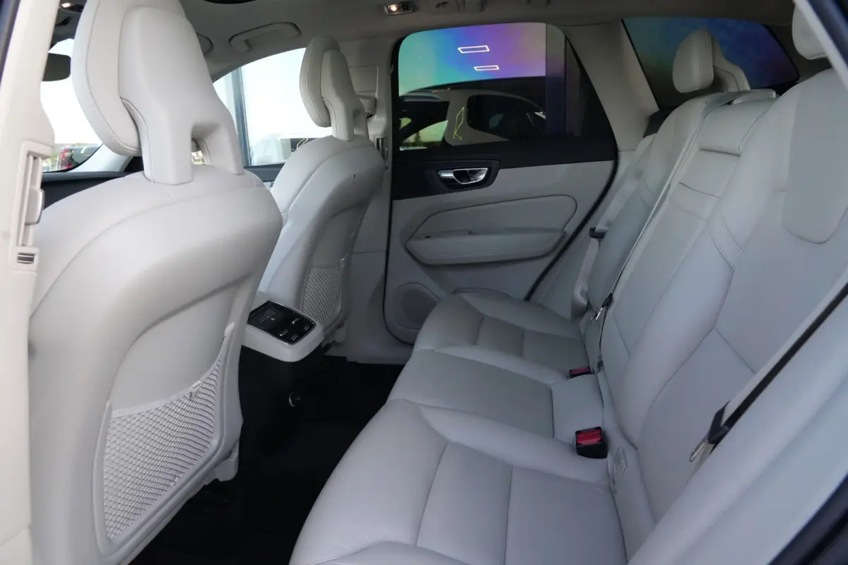 2.0 T6 AWD Inscription | 310 PK | Panoramadak | Lederen bekleding | Luchtvering | Trekhaak | Volvo XC60 2.0 T6 AWD Inscription 310 PK met 2.0-liter 4-cilinder benzinemotor, panoramadak, luxe
