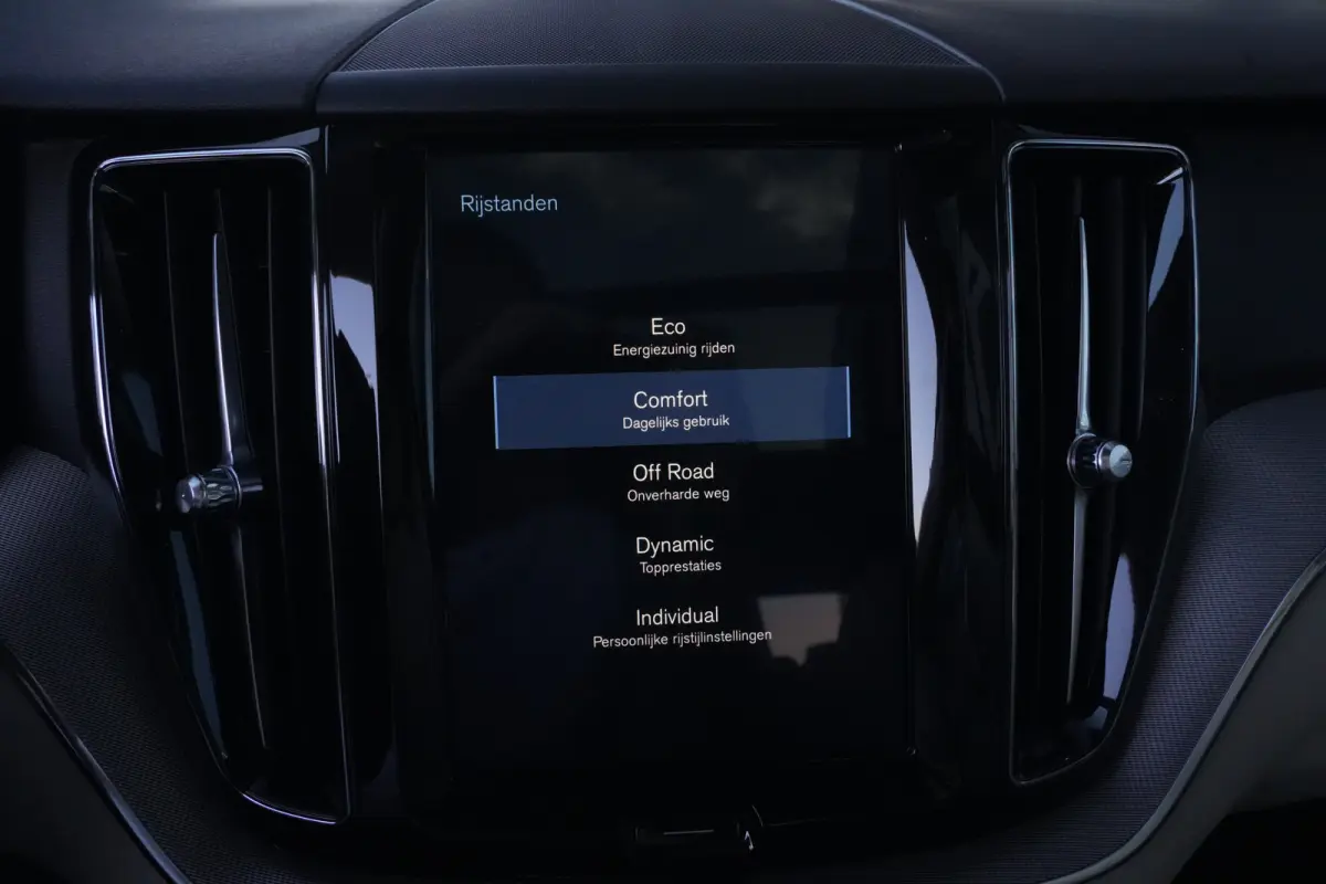 2.0 T6 AWD Inscription | 310 PK | Panoramadak | Lederen bekleding | Luchtvering | Trekhaak | Volvo XC60 2.0 T6 AWD Inscription 310 PK met 2.0-liter 4-cilinder benzinemotor, panoramadak, luxe