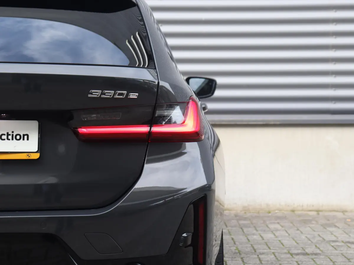 330e | M Sportpakket Pro | Panodak | Trekhaak | Head-Up | Elektr. Stoelen | Adaptive Cruise Control | Harman Kardon | Driving Assistant | Parking Assistant Plus | SoH 100% | 19'' LMV