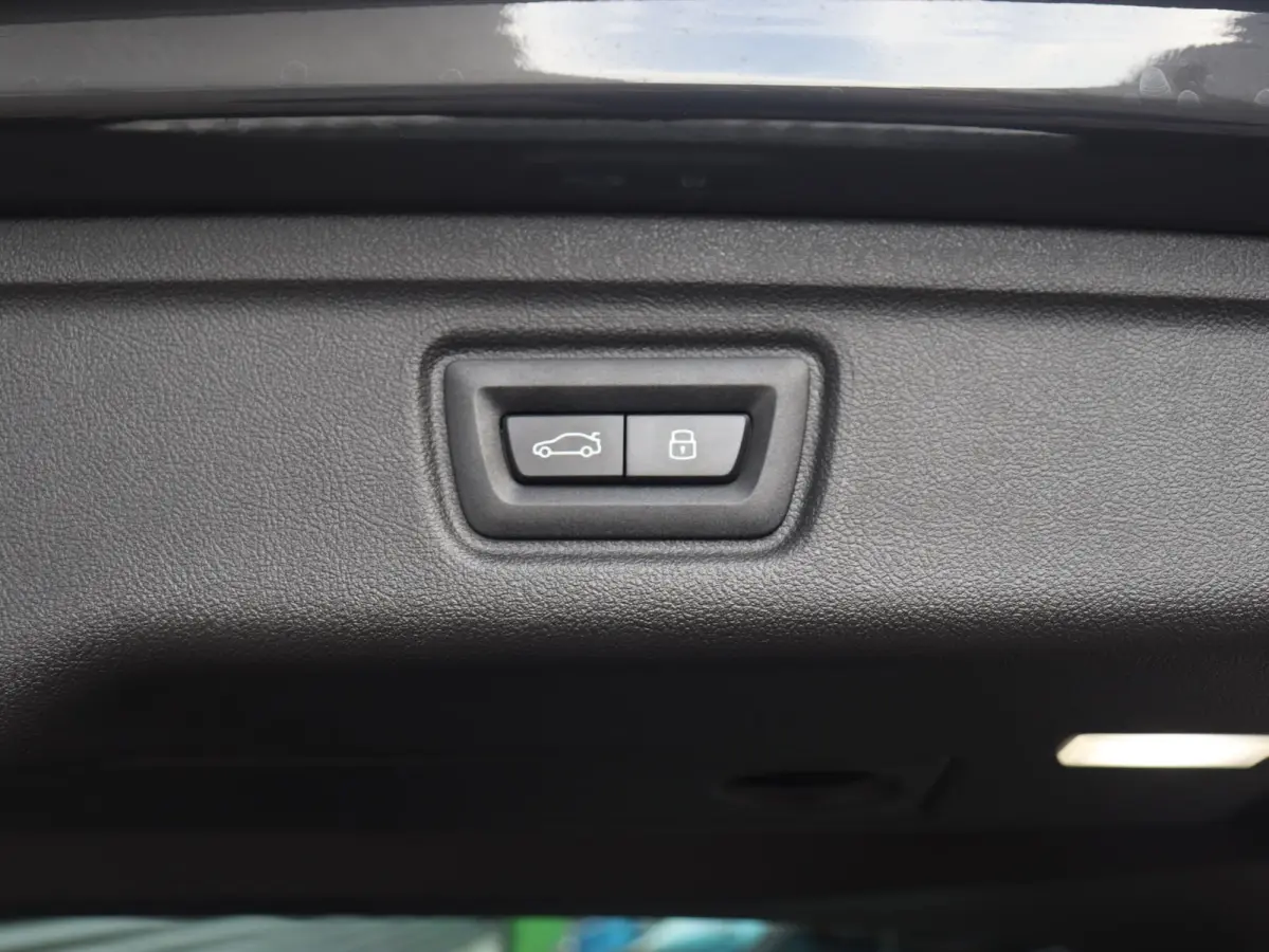 330e | M Sportpakket Pro | Panodak | Trekhaak | Head-Up | Elektr. Stoelen | Adaptive Cruise Control | Harman Kardon | Driving Assistant | Parking Assistant Plus | SoH 100% | 19'' LMV