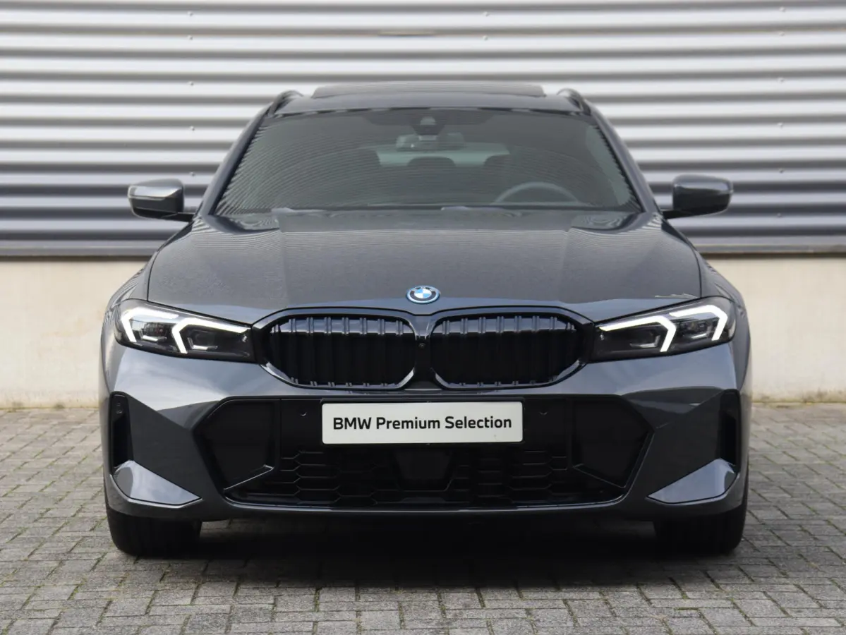330e | M Sportpakket Pro | Panodak | Trekhaak | Head-Up | Elektr. Stoelen | Adaptive Cruise Control | Harman Kardon | Driving Assistant | Parking Assistant Plus | SoH 100% | 19'' LMV