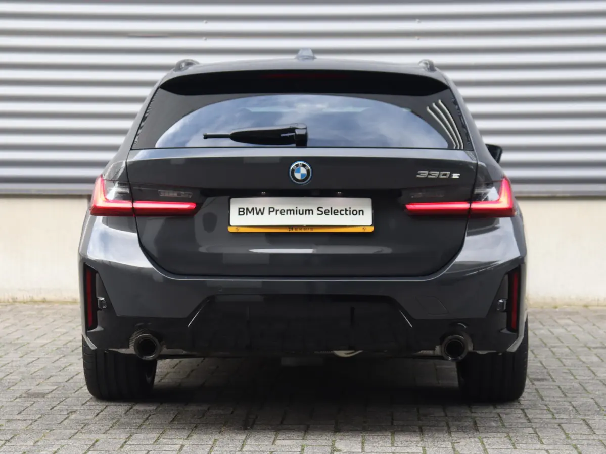 330e | M Sportpakket Pro | Panodak | Trekhaak | Head-Up | Elektr. Stoelen | Adaptive Cruise Control | Harman Kardon | Driving Assistant | Parking Assistant Plus | SoH 100% | 19'' LMV