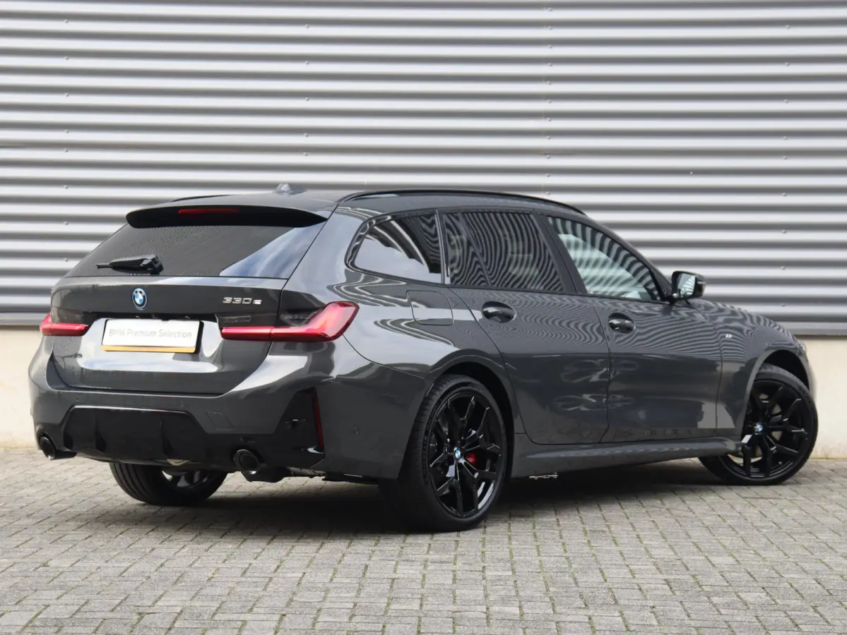 330e | M Sportpakket Pro | Panodak | Trekhaak | Head-Up | Elektr. Stoelen | Adaptive Cruise Control | Harman Kardon | Driving Assistant | Parking Assistant Plus | SoH 100% | 19'' LMV
