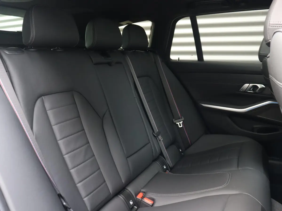 330e | M Sportpakket Pro | Panodak | Trekhaak | Head-Up | Elektr. Stoelen | Adaptive Cruise Control | Harman Kardon | Driving Assistant | Parking Assistant Plus | SoH 100% | 19'' LMV