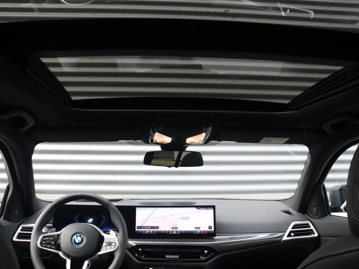330e | M Sportpakket Pro | Panodak | Trekhaak | Head-Up | Elektr. Stoelen | Adaptive Cruise Control | Harman Kardon | Driving Assistant | Parking Assistant Plus | SoH 100% | 19'' LMV