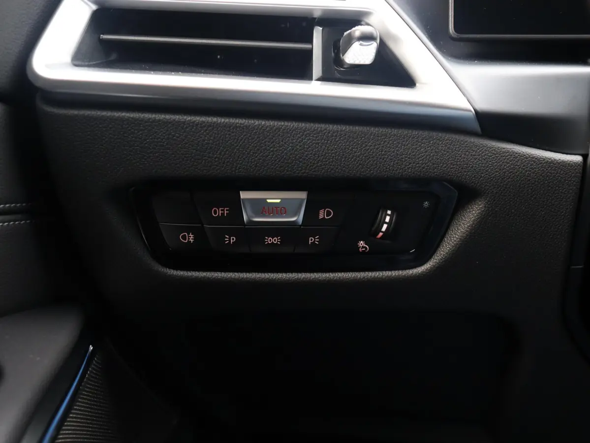 330e | M Sportpakket Pro | Panodak | Trekhaak | Head-Up | Elektr. Stoelen | Adaptive Cruise Control | Harman Kardon | Driving Assistant | Parking Assistant Plus | SoH 100% | 19'' LMV