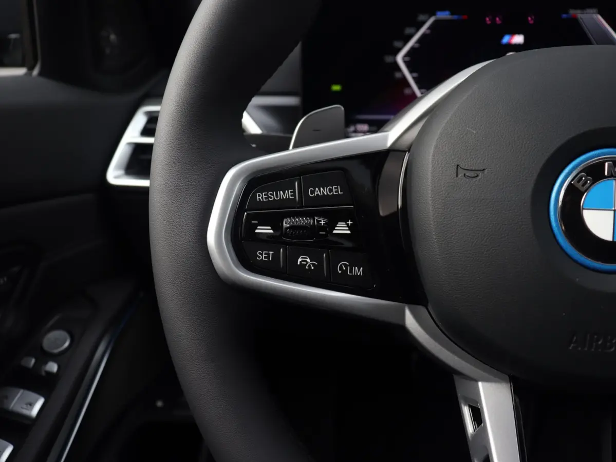 330e | M Sportpakket Pro | Panodak | Trekhaak | Head-Up | Elektr. Stoelen | Adaptive Cruise Control | Harman Kardon | Driving Assistant | Parking Assistant Plus | SoH 100% | 19'' LMV