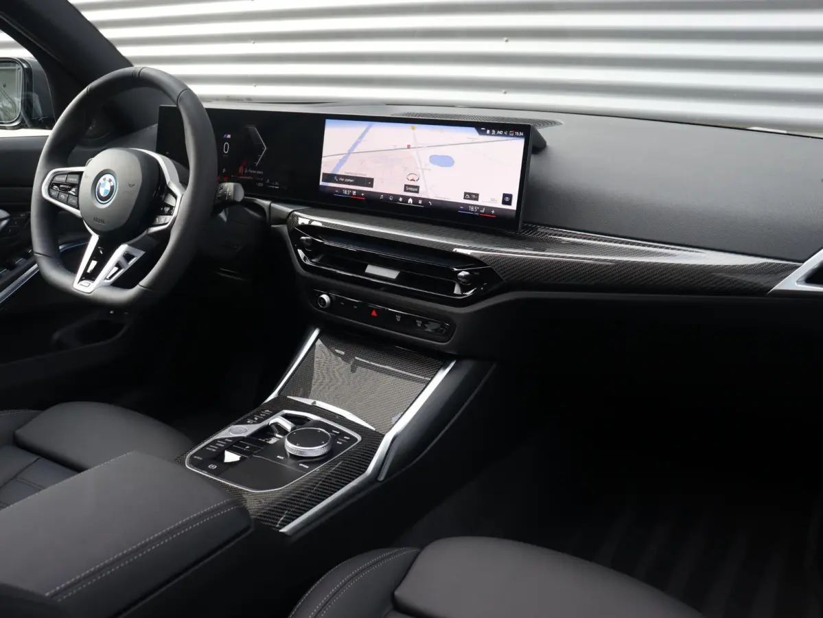330e | M Sportpakket Pro | Panodak | Trekhaak | Head-Up | Elektr. Stoelen | Adaptive Cruise Control | Harman Kardon | Driving Assistant | Parking Assistant Plus | SoH 100% | 19'' LMV