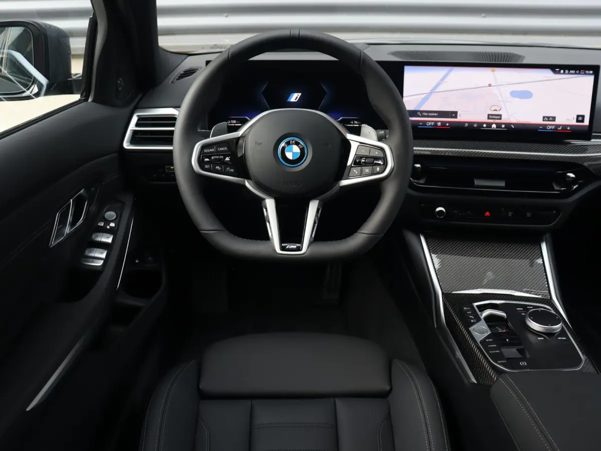 330e | M Sportpakket Pro | Panodak | Trekhaak | Head-Up | Elektr. Stoelen | Adaptive Cruise Control | Harman Kardon | Driving Assistant | Parking Assistant Plus | SoH 100% | 19'' LMV