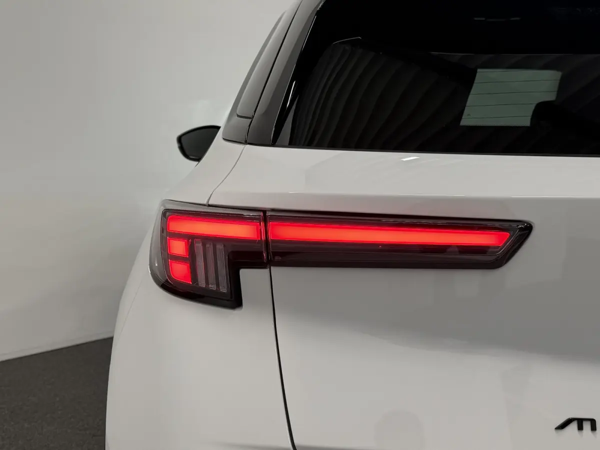 1.2 Turbo Hybrid GS AUTOMAAT Climate control Navigatie LED Parkeersensoren achter Camera Cruise control Lichtmetalen velgen Apple Carplay/ Android auto